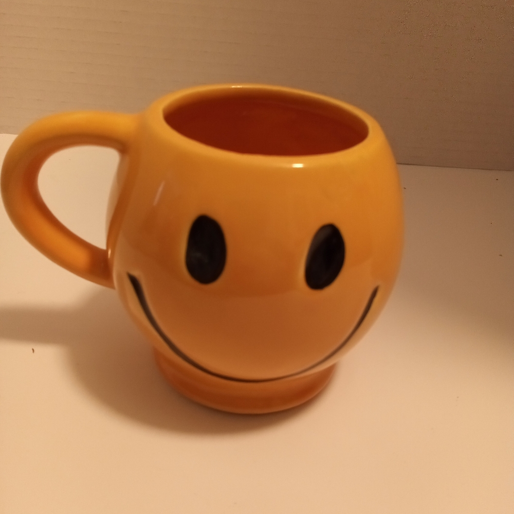Vintage smile mug